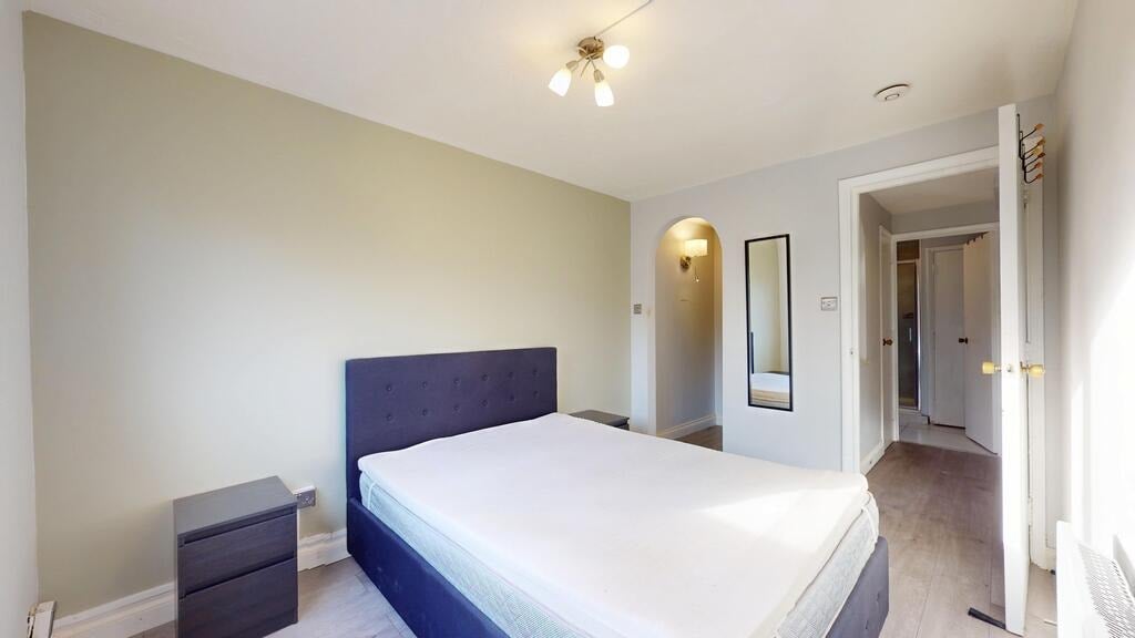Flat Harp Island Close in Greater London