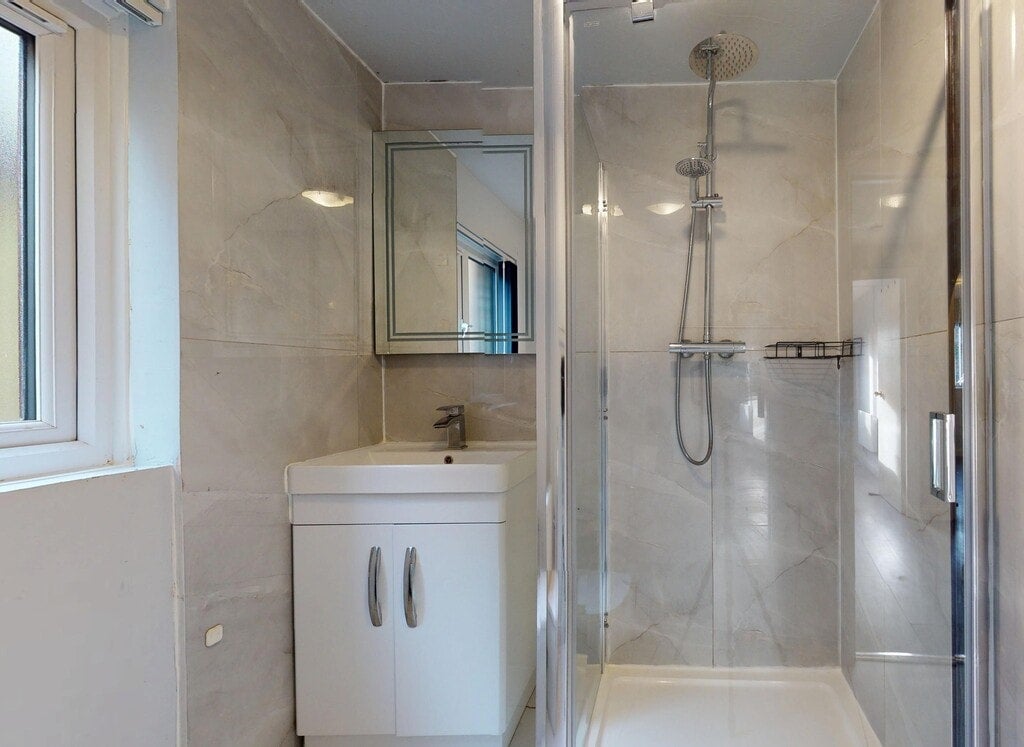 Flat Harp Island Close in Greater London
