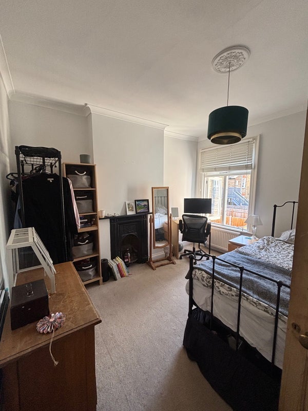 Room Astonville Street in Greater London