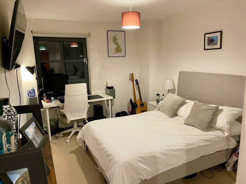 Room Commercial Road in Greater London