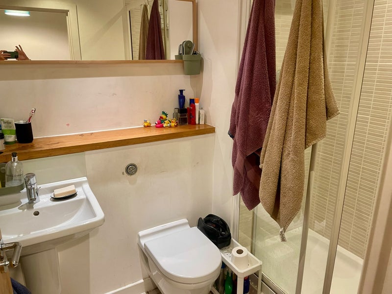 Room Commercial Road in Greater London
