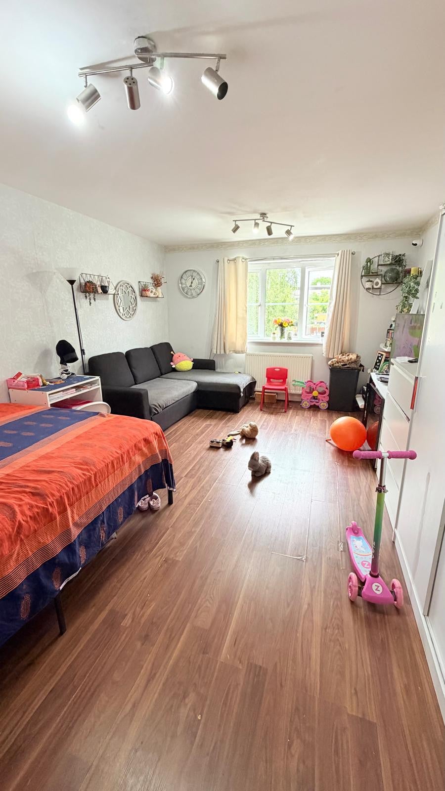 Flat Friars Close in Greater London