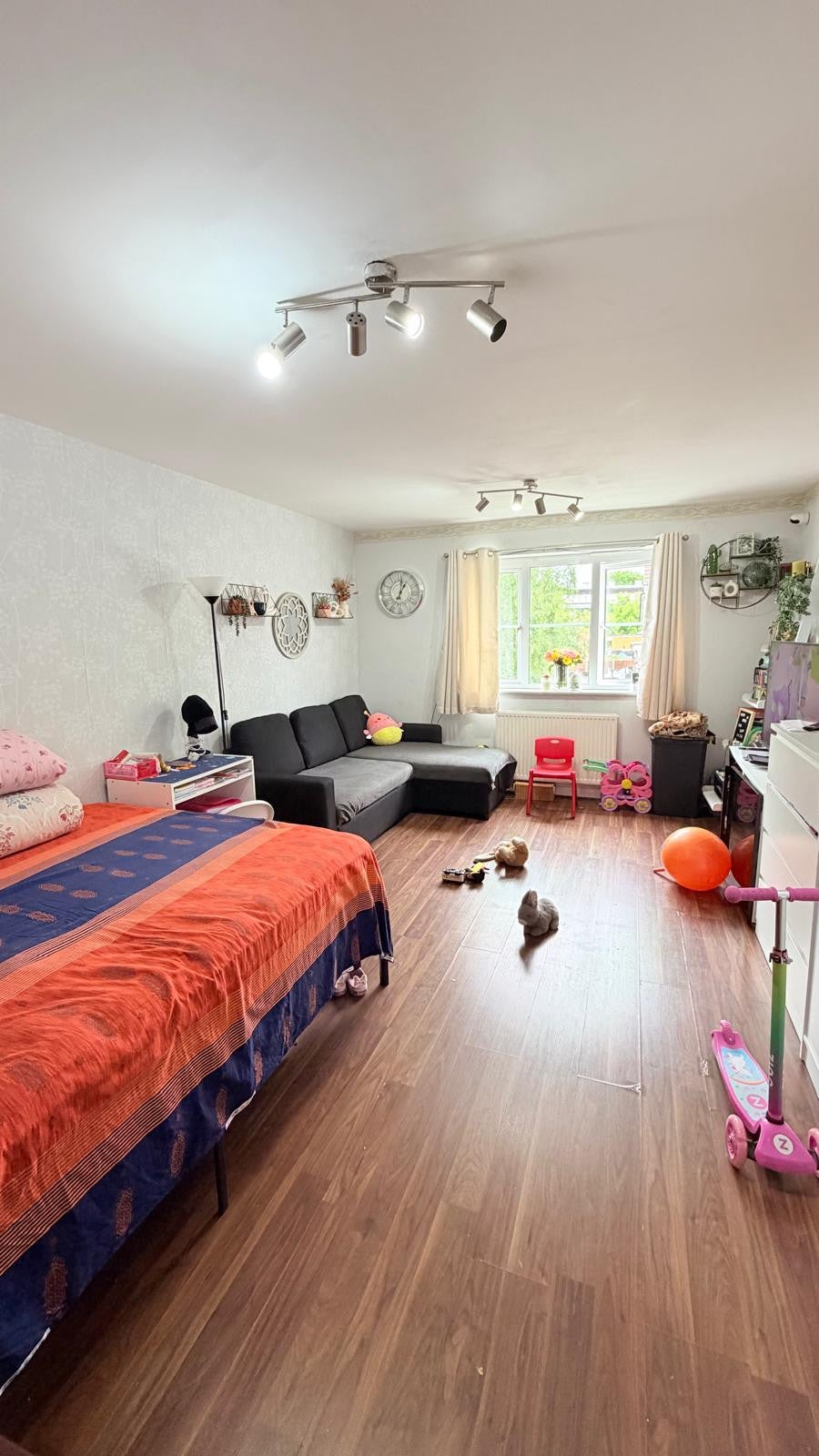 Flat Friars Close in Greater London