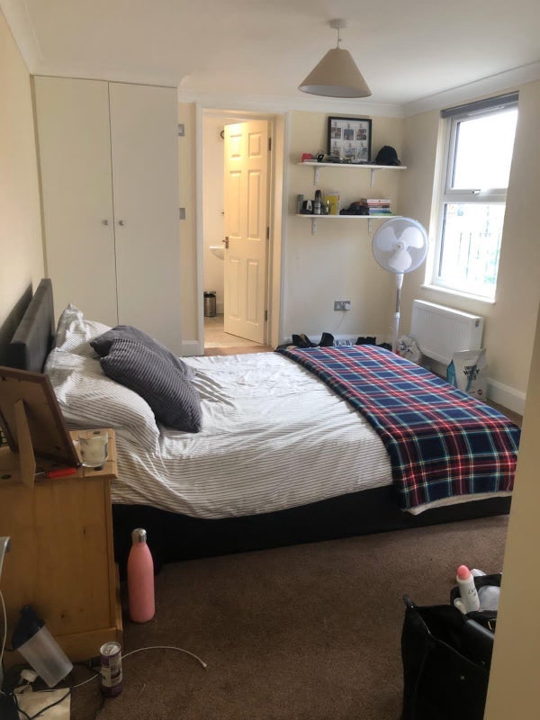 Room Commercial Way in Greater London
