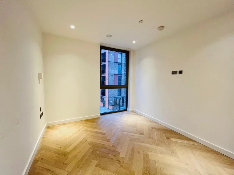 Flat Walm Lane in Greater London