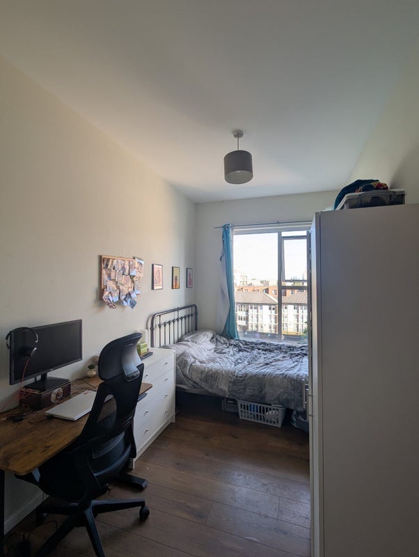 Room Mowlem Street in Greater London