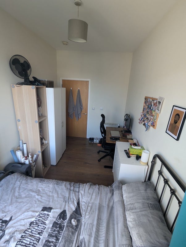 Room Mowlem Street in Greater London