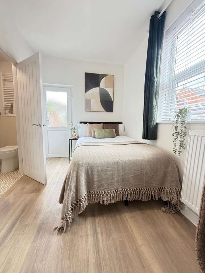 Room Ashburnham Road in Northampton