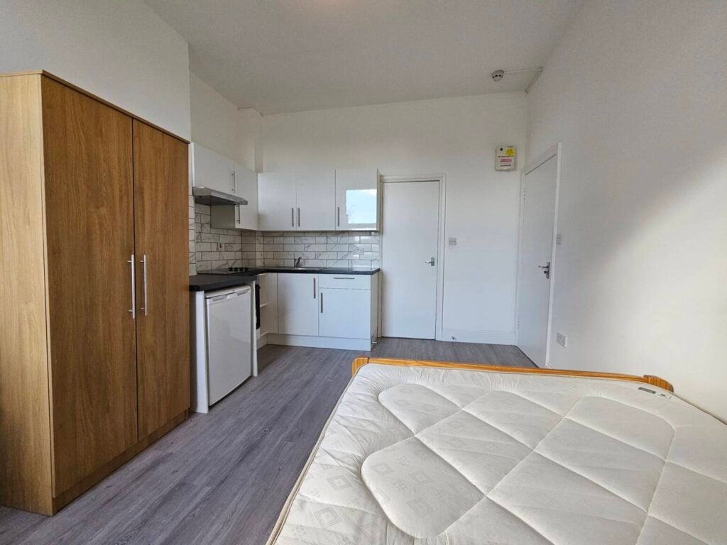 Flat Hythe Road in Greater London