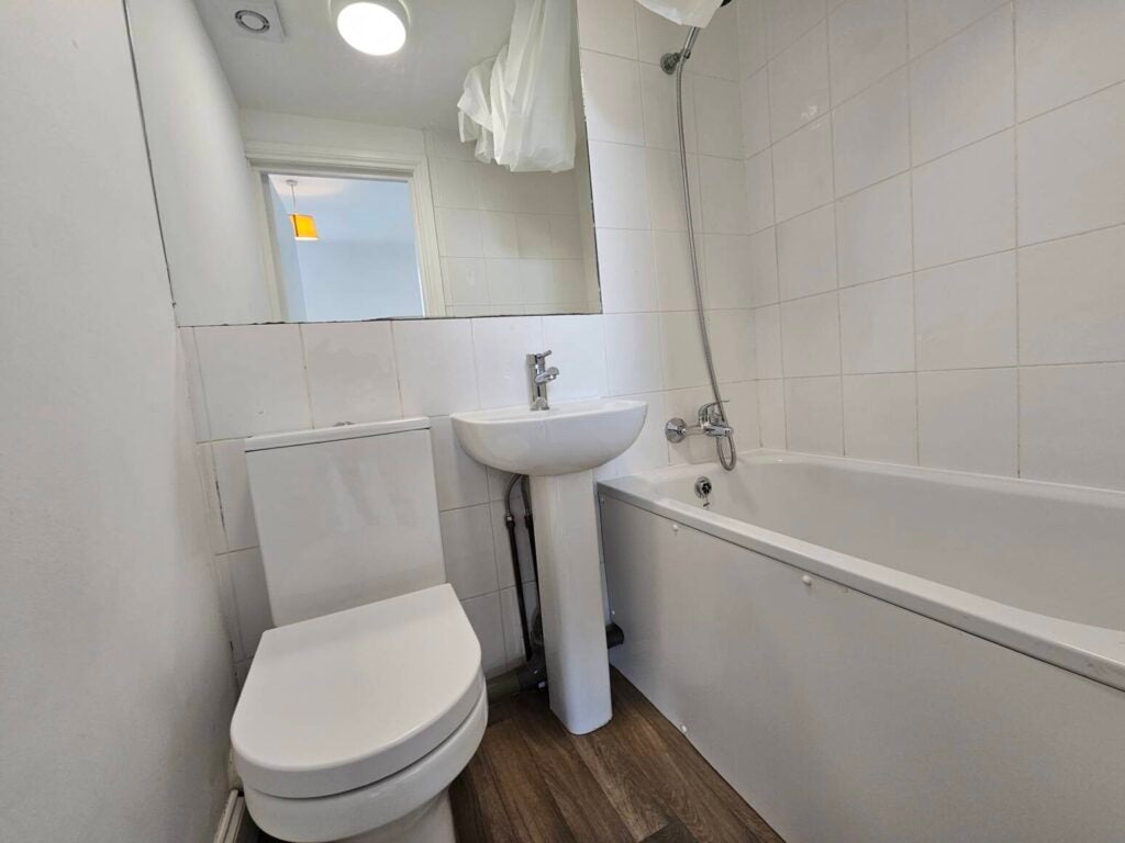 Flat Hythe Road in Greater London