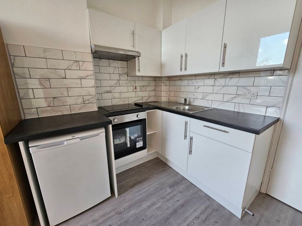 Flat Hythe Road in Greater London