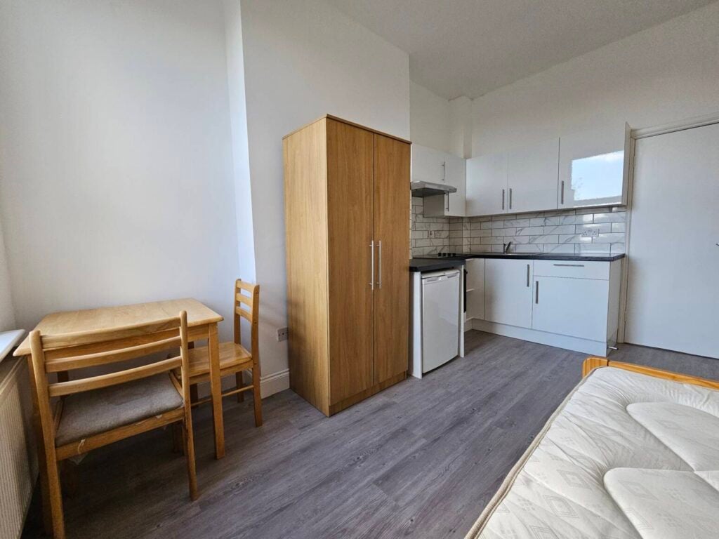 Flat Hythe Road in Greater London
