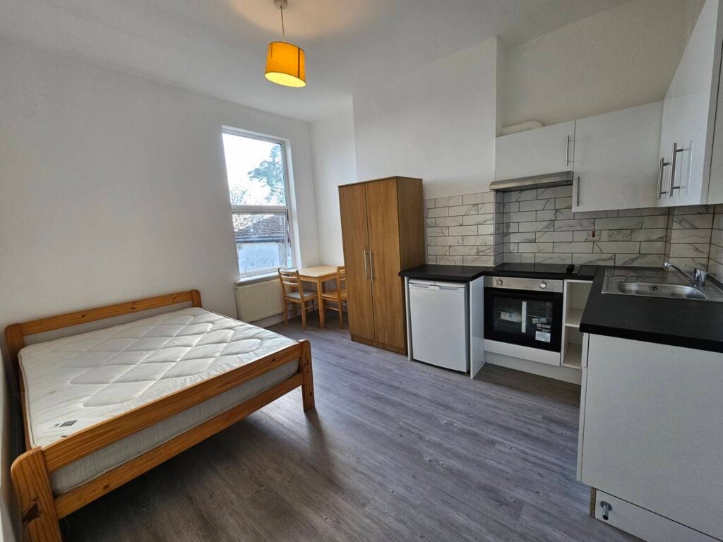 Flat Hythe Road in Greater London