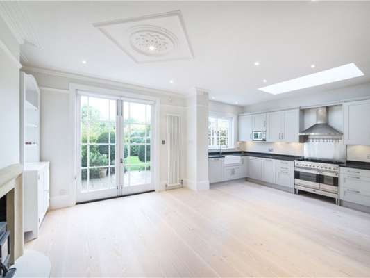 House Baronsmead Road in Greater London