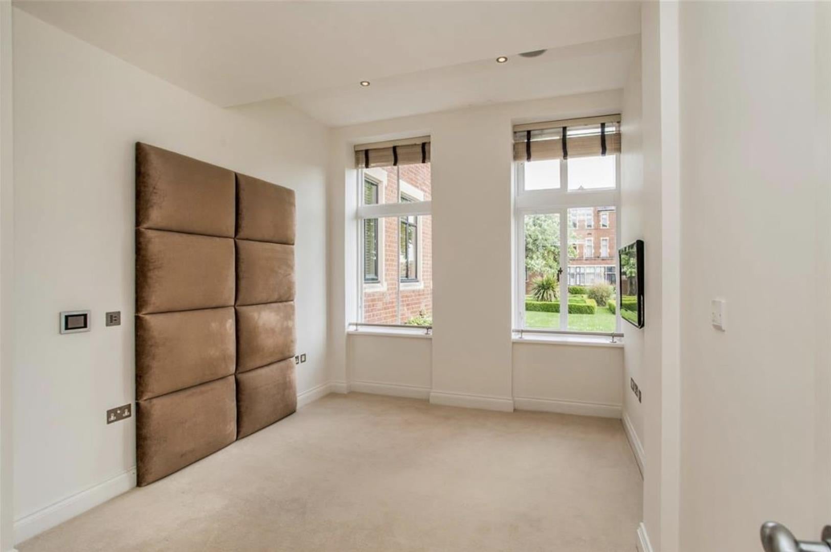 Flat Royal Connaught Drive in Hertsmere