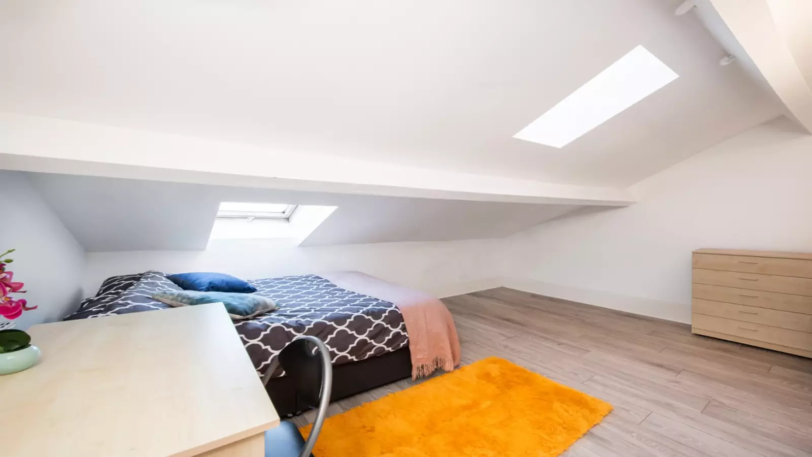 Flat Hazellville Road in Greater London
