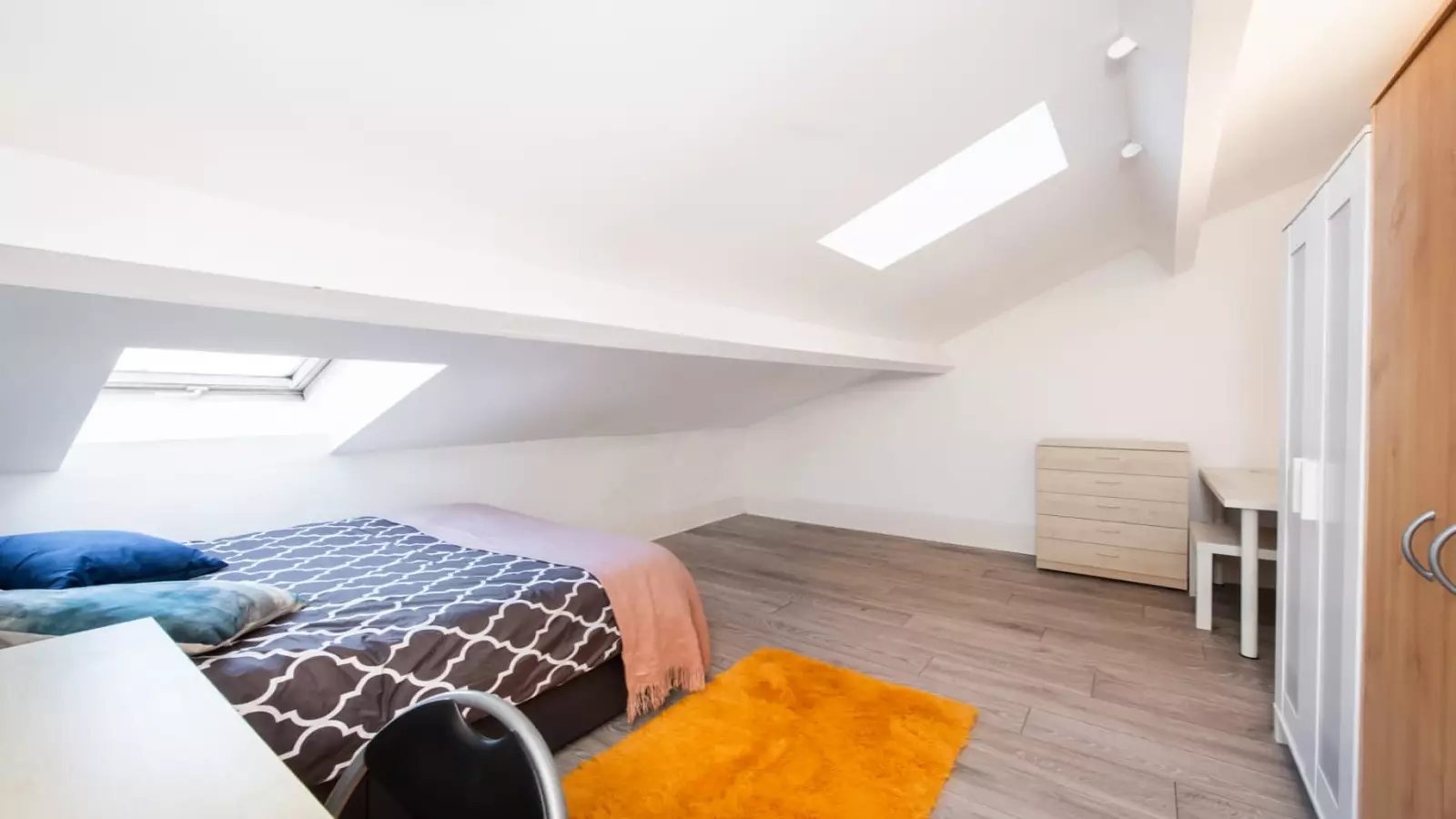 Flat Hazellville Road in Greater London