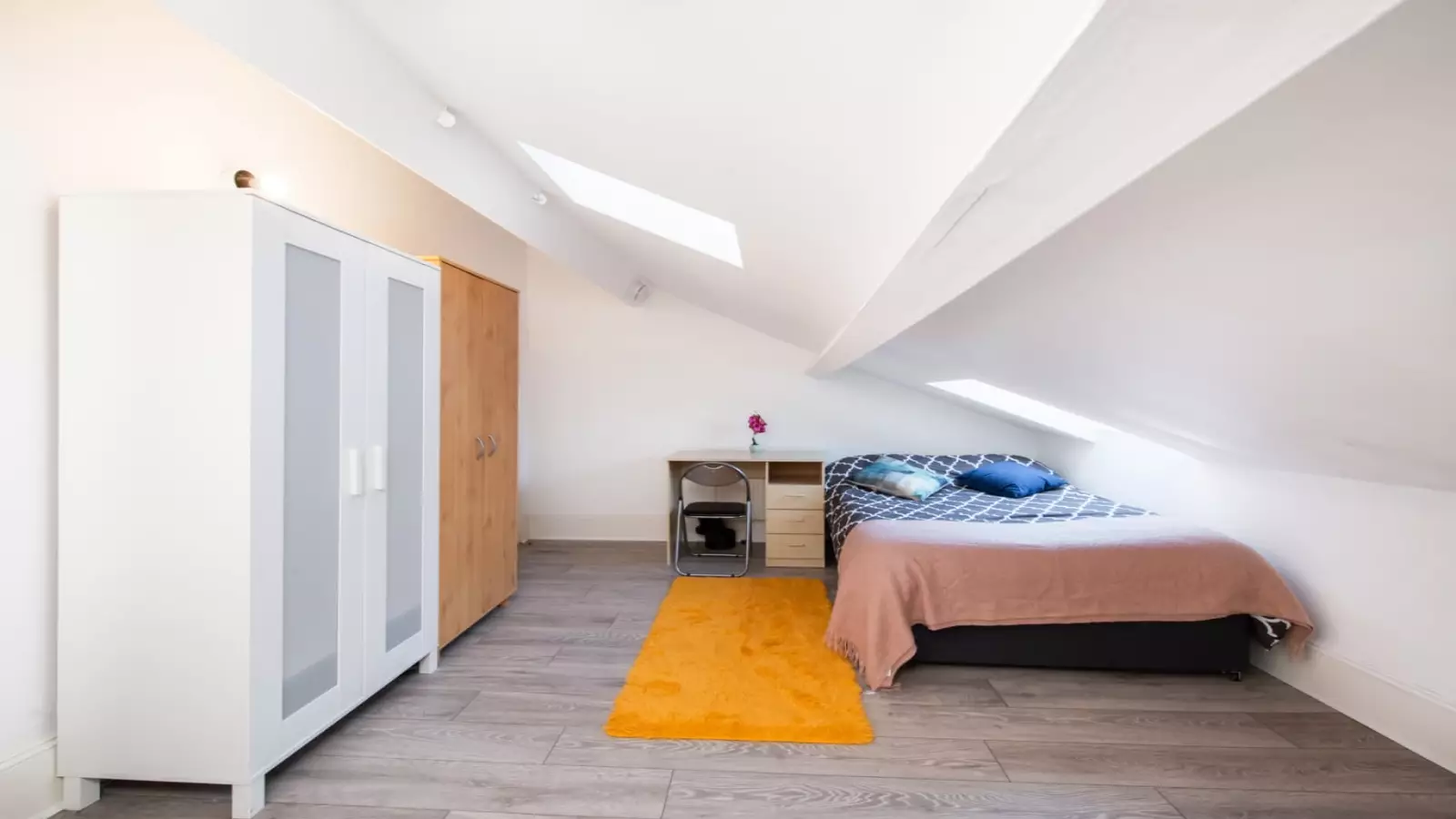 Flat Hazellville Road in Greater London