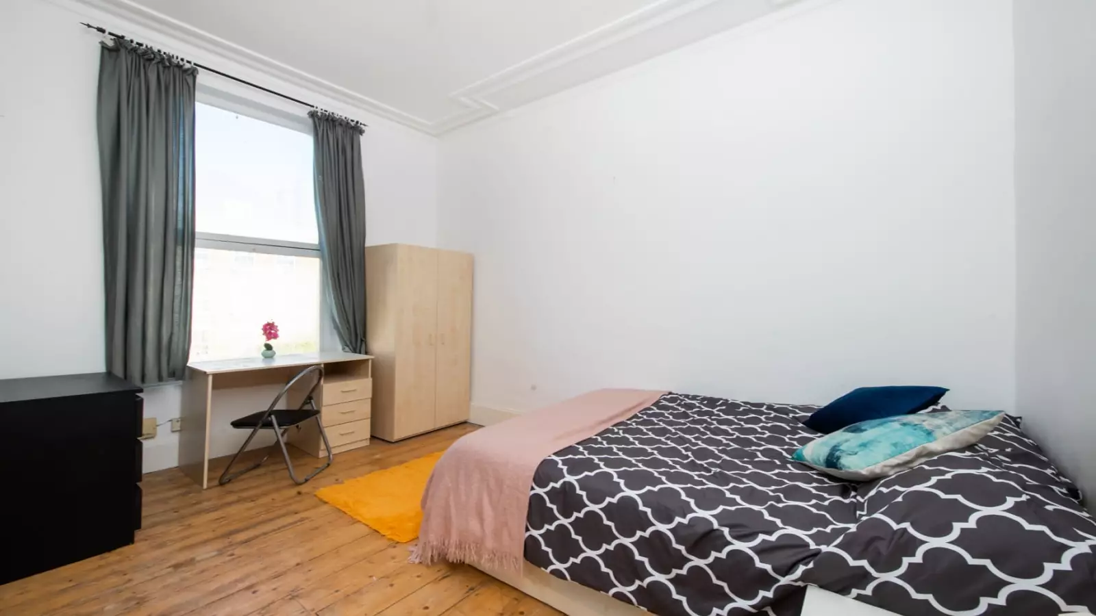 Flat Hazellville Road in Greater London