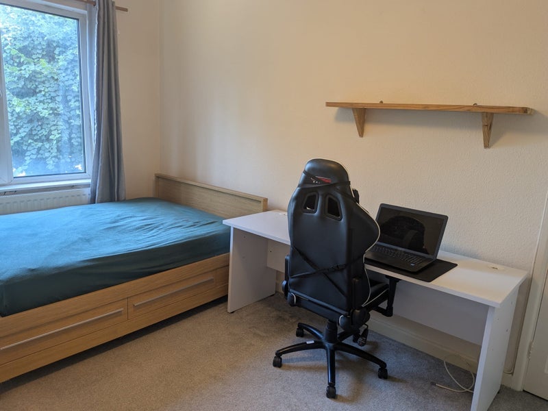 Room Eastfield Road in Bristol