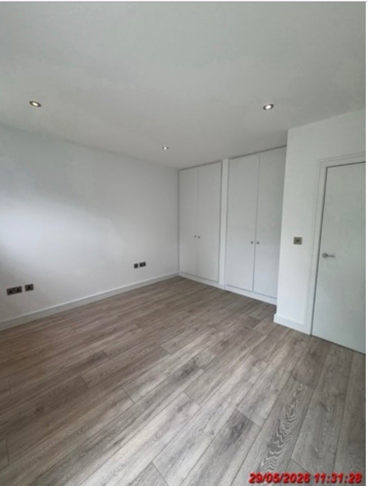 Flat Maple Road in Greater London