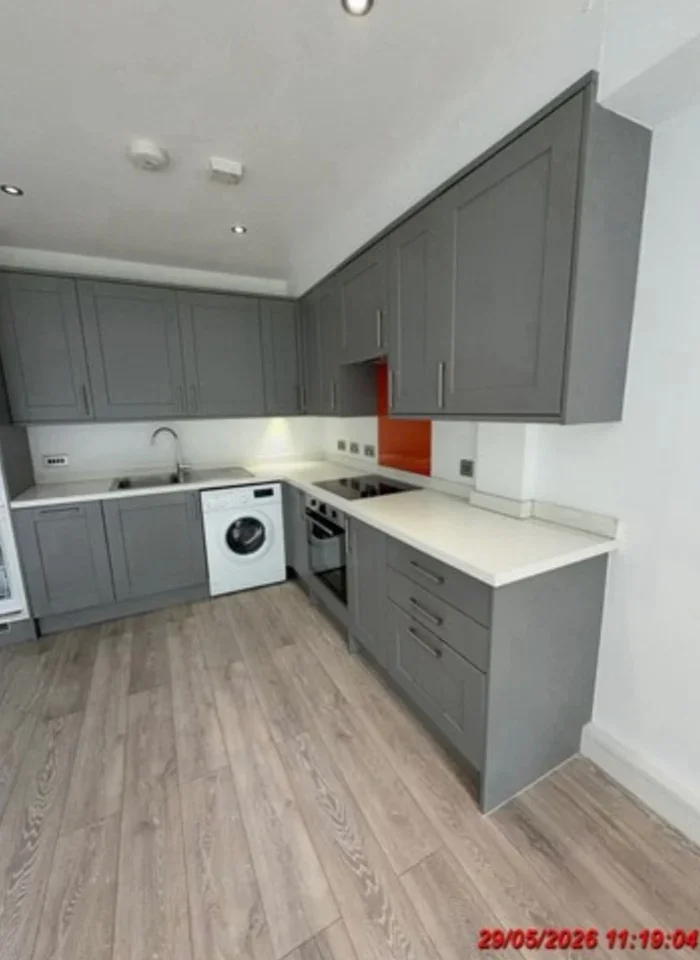 Flat Maple Road in Greater London