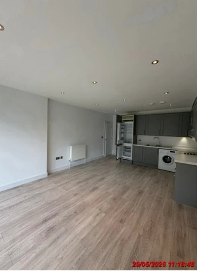 Flat Maple Road in Greater London