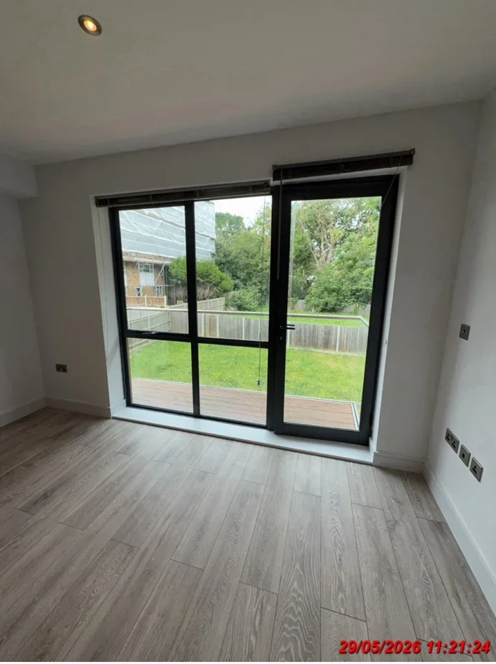 Flat Maple Road in Greater London