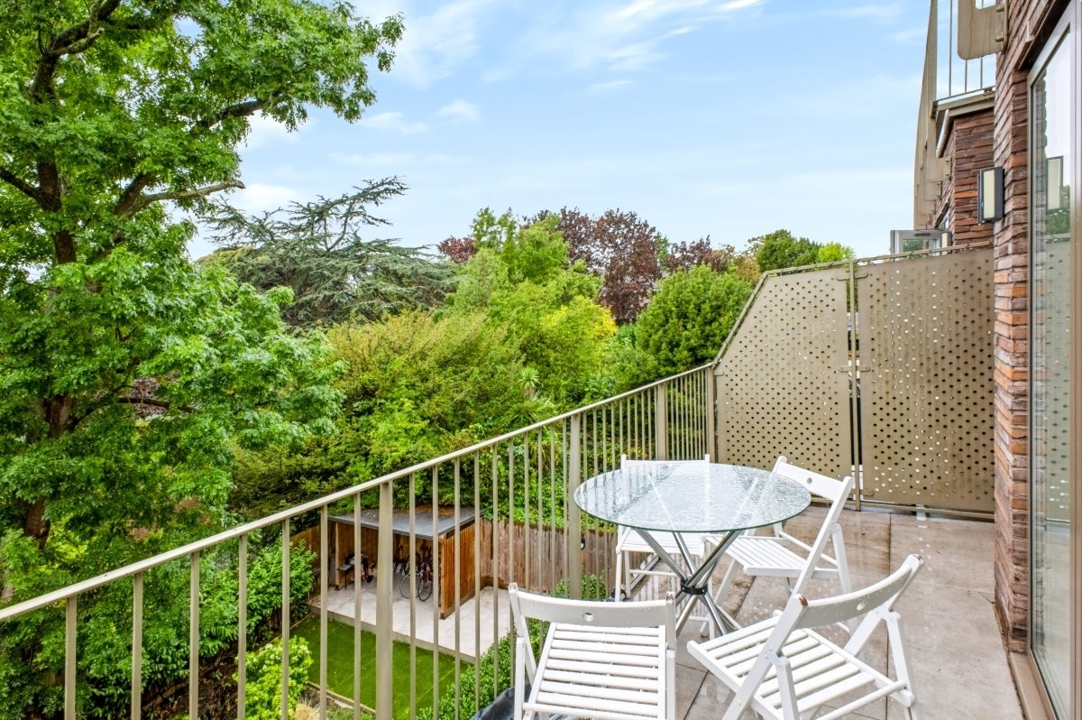 Flat Dog Kennel Hill in Greater London