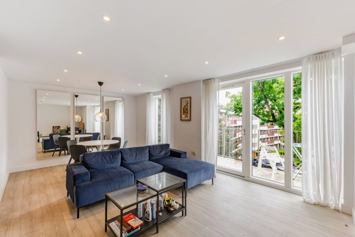 Flat Dog Kennel Hill in Greater London