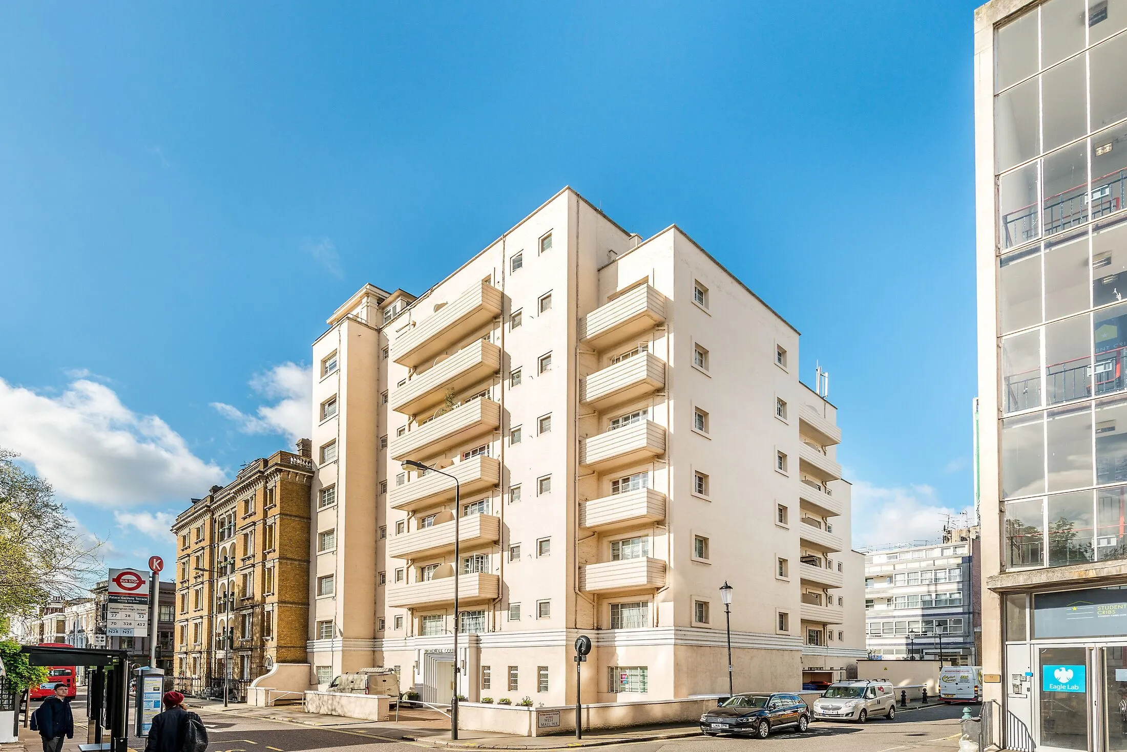 Flat Kensington Mall in Greater London