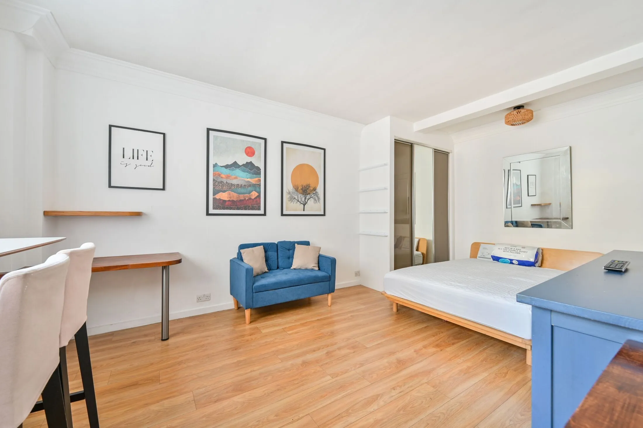 Flat Kensington Mall in Greater London