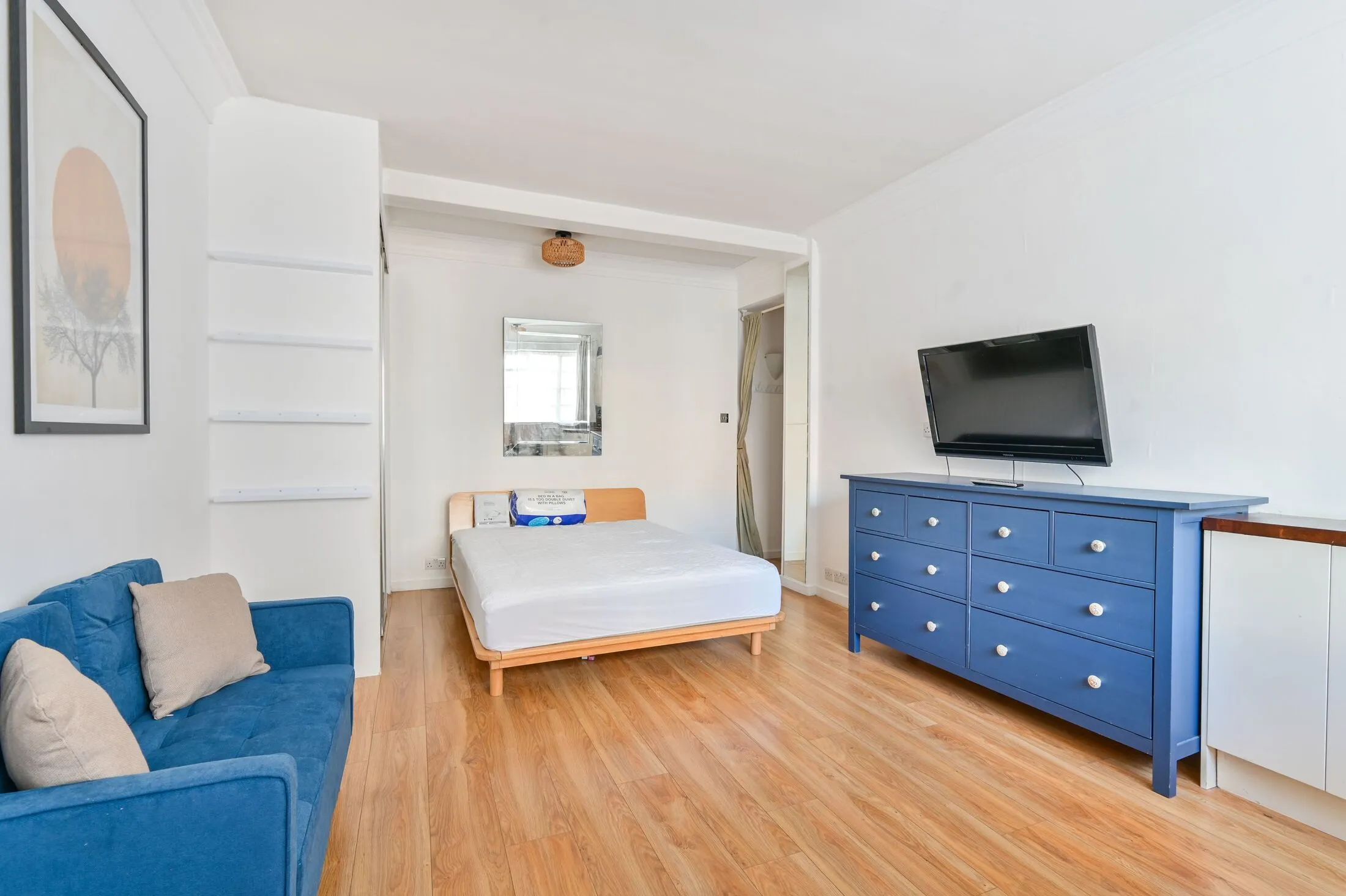 Flat Kensington Mall in Greater London