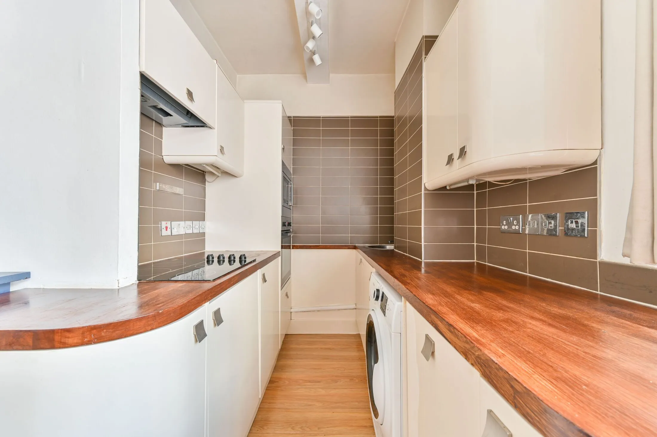 Flat Kensington Mall in Greater London