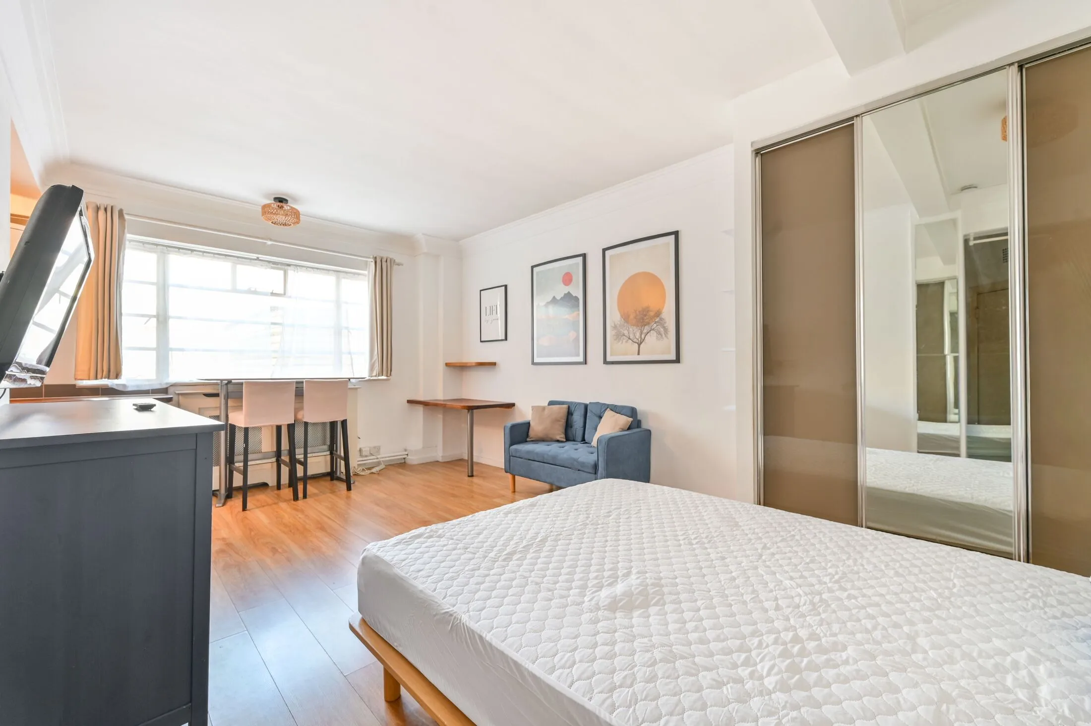 Flat Kensington Mall in Greater London