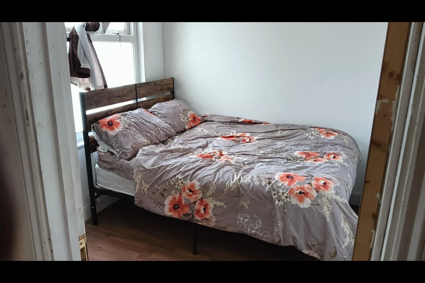 Room Ethronvi Road in Greater London
