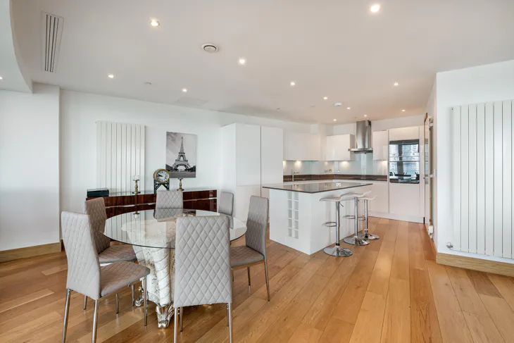 Flat Crossharbour Plaza in Greater London