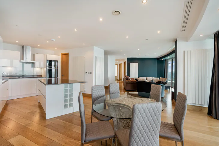 Flat Crossharbour Plaza in Greater London