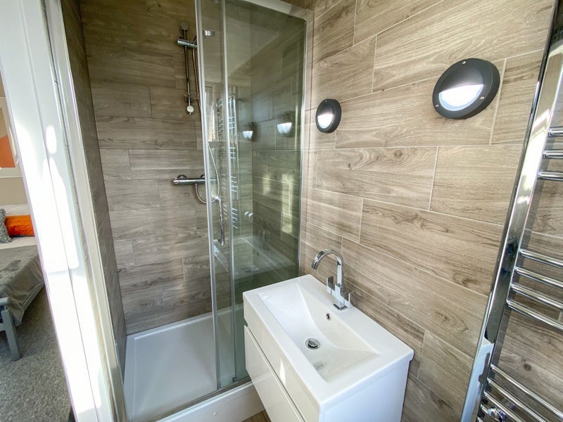 Room Mayfield Road in Greater London
