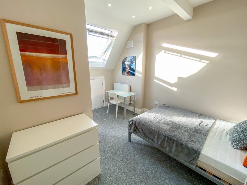 Room Mayfield Road in Greater London