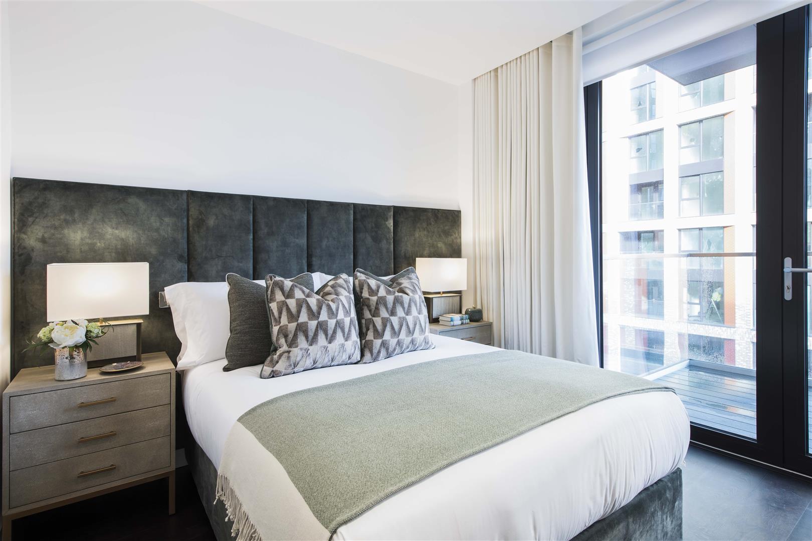 Flat Ponton Road in Greater London