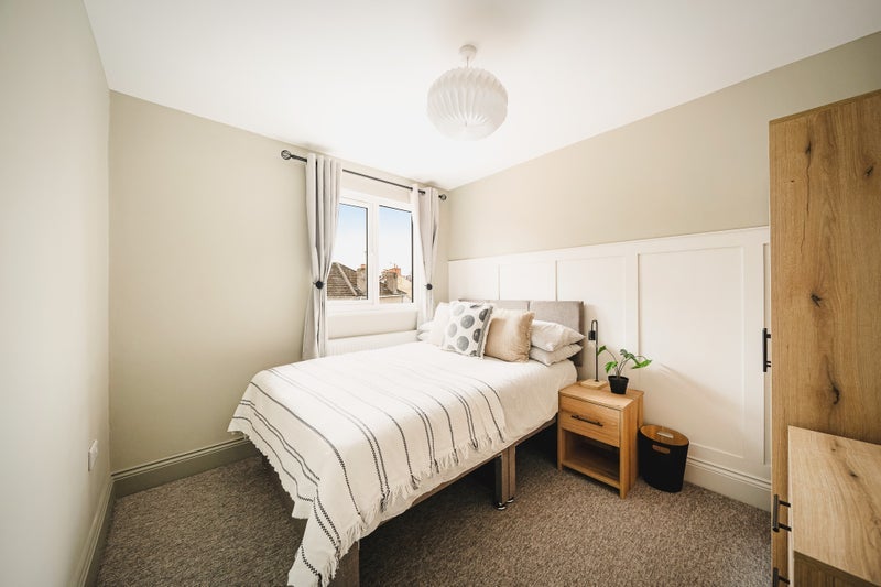 Room Downend Road in Bristol