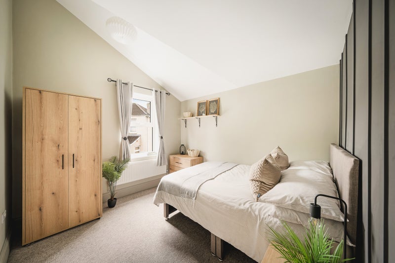 Room Downend Road in Bristol
