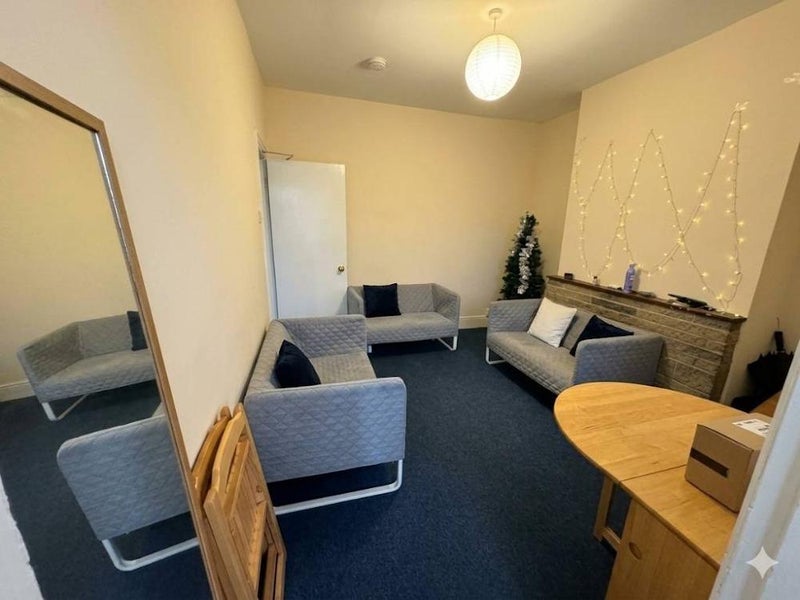 Room Earlsdon Avenue North in Coventry