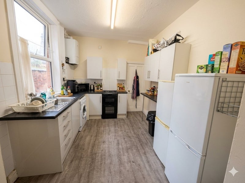 Room Earlsdon Avenue North in Coventry