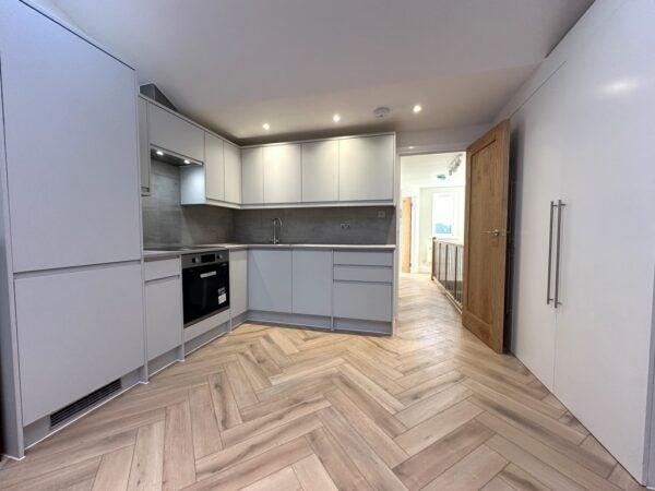 Flat Brackley Road in Greater London