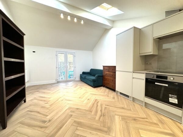 Flat Brackley Road in Greater London