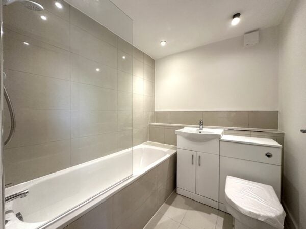Flat Brackley Road in Greater London