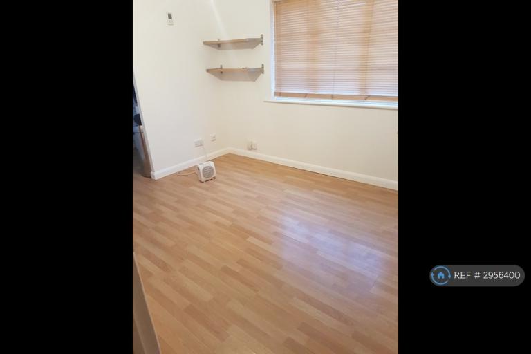 Flat Charlton Road in Greater London