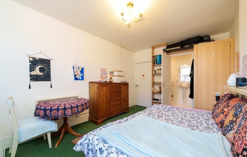 Flat De Vere Gardens in Greater London